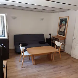 Appartement Studio Rez-de-jardin 30m² Avec Cuisine équipée En Centre-ville Et 9 Mn A Pied Des Plages, Saint-Raphaël